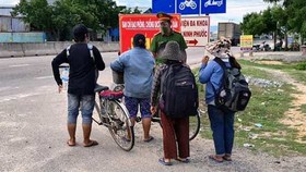4 mẹ con bà Hương tại chốt kiểm soát ở tỉnh Ninh Thuận khi họ đạp xe được gần 300 cây số. Ảnh: Công an huyện Ninh Phước
