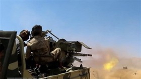 Binh sĩ quân đội chính phủ Yemen giao tranh với phiến quân Houthi tại Marib, Yemen, ngày 28-6-2021. Ảnh: AFP/TTXVN