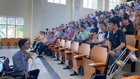 Thầy giáo Đặng Hoàng An chia sẻ với các sinh viên (Ảnh chụp trong những ngày dịch chưa bùng phát trong cộng đồng)