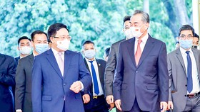 Phó Thủ tướng Thường trực Phạm Bình Minh cùng Bộ trưởng Bộ Ngoại giao Trung Quốc Vương Nghị 