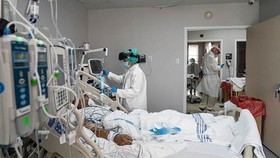 Nhân viên y tế điều trị cho bệnh nhân Covid-19 tại trung tâm y tế ở Houston, Texas (Mỹ). Ảnh: Getty Images/TTXVN