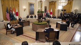 Tổng thống Mỹ Joe Biden, Thủ tướng Ấn Độ Narendra Modi, Thủ tướng Nhật Bản Suga Yoshihide và Thủ tướng Australia Scott Morrison tại hội nghị thượng đỉnh trực tiếp đầu tiên của nhóm Bộ tứ ở Nhà Trắng, Washington, DC, Mỹ, ngày 24-9-2021. Ảnh: AFP/TTXVN