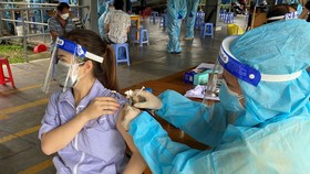 Công nhân KCX Tân Thuận được tiêm vaccine Covid-19, đảm bảo đủ điều kiện làm việc khi công ty phục hồi hoạt động sản xuất. Ảnh: PHƯƠNG UYÊN