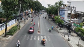 Lượng phương tiện lưu thông trên trục đường Quang Trung (quận Gò Vấp) ngày 29-9 khá đông đúc. Ảnh: BÙI ANH TUẤN