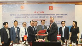 Ngày 28-10, Đại sứ Đan Mạch tại Việt Nam Kim Højlund Christensen và Thứ trưởng Bộ Công Thương Đặng Hoàng An ký kết hiệp định khởi động Chương trình Hợp tác Đối tác Năng lượng Việt Nam - Đan Mạch giai đoạn 2021-2025 (chương trình DEPP III)