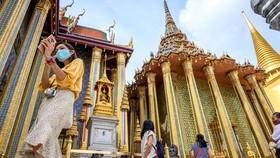 Du khách thăm Cung điện Hoàng gia ở Bangkok, Thái Lan. Ảnh: AFP/TTXVN