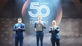 Ông Lê Thanh Tùng - Thành viên HĐQT VietinBank đại diện Ngân hàng  nhận vinh danh tốp 50 công ty niêm yết tốt nhất Việt Nam năm 2021
