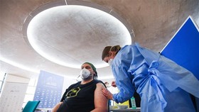 Tiêm vaccine ngừa Covid-19 tại Cologne (Đức). Ảnh: AFP/TTXVN
