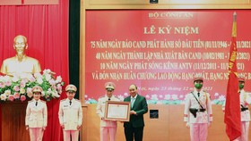 Chủ tịch nước Nguyễn Xuân Phúc trao Huân chương Lao động hạng nhất tặng Báo Công an nhân dân. Ảnh: GIA KHÁNH