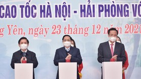 Thủ tướng Phạm Minh Chính và các đại biểu thực hiện nghi thức khởi công 2 công trình giao thông trọng điểm tại Hưng Yên. Ảnh: ĐOÀN BẮC
