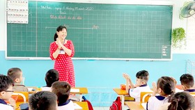 Cô Nguyễn Thị Minh Hiếu, Trường Tiểu học Lam Sơn (quận Bình Thạnh) trong một tiết học trực tiếp trong năm học 2019-2020