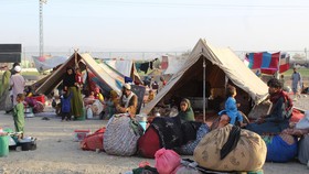 Người tị nạn Afghanistan dựng lều tạm tại khu vực biên giới Afghanistan-Pakistan, ngày 31-8-2021. Ảnh: AFP/TTXVN
