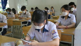 Học sinh khối 10, Trường THPT Phước Kiển (huyện Nhà Bè) làm bài kiểm tra cuối học kỳ 1 vào sáng 14-1