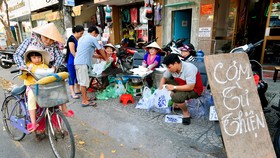 Cơm từ thiện ở TPHCM. Ảnh: TRẦN THẾ PHONG