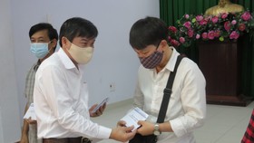 Tổng Biên tập Báo SGGP Tăng Hữu Phong trao các phần quà đến các đảng viên, người dân khó khăn của phường 11 (quận Phú Nhuận). Ảnh: MINH NGHĨA