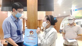 Bà Lê Thị Phước đến khám sức khỏe và được nhận quà. Ảnh: VĂN MINH