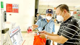 Nhân viên Bến xe miền Đông hướng dẫn hành khách khai báo y tế