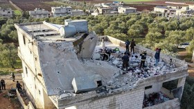 Toà nhà nơi thủ lĩnh IS ở bị tên này cho nổ tung vào hôm 3-2. Ảnh: AP