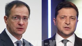 Ông Vladimir Medinsky (trái), trưởng phái đoàn đàm phán của Nga và Tổng thống Ukraine Volodymyr Zelensky. Ảnh: AP/TTXVN