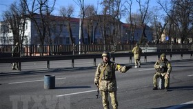 Binh sĩ Ukraine chốt chặn trên một tuyến phố ở thủ đô Kiev ngày 26-2. Ảnh: AFP/TTXVN