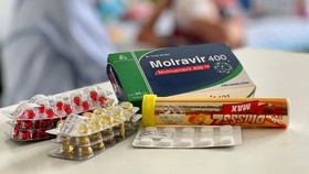 Nhà thuốc bán thuốc Molnupiravir kèm các thuốc hỗ trợ điều trị Covid-19 cho bệnh nhân tự điều trị tại nhà. Ảnh: HOÀNG HÙNG