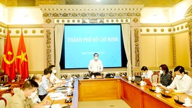 Chủ tịch UBND TPHCM Phan Văn Mãi trình bày báo cáo  tại buổi làm việc. Ảnh: CAO THĂNG