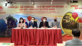 Đại diện UBND tỉnh Tuyên Quang và Hãng hàng không Vietjet tại buổi họp báo