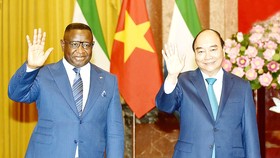 Chủ tịch nước Nguyễn Xuân Phúc và Tổng thống Cộng hòa Sierra Leone tại cuộc hội đàm. Ảnh: VIẾT CHUNG