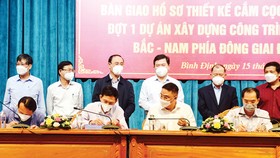 Bộ GTVT bàn giao hồ sơ cho 4 tỉnh Quảng Ngãi, Bình Định, Phú Yên và Khánh Hòa. Ảnh: NGỌC OAI
