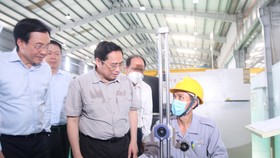 Thủ tướng Phạm Minh Chính thăm hỏi đời sống một công nhân tại Quảng Nam. Ảnh: NGUYỄN CƯỜNG