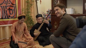 François Bibonne (bìa phải) trong quá trình thực hiện bộ phim tài liệu Once Upon a Bridge in Vietnam
