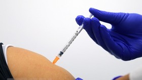 Tiêm vaccine ngừa Covid-19 cho người dân tại Sydney, Australia. Ảnh: AFP/TTXVN