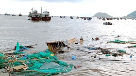 Tàu cá ngư dân Khánh Hòa neo đậu gần bờ biển bị sóng đánh chìm