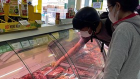 Khách chọn mua thịt heo tại một siêu thị tại TPHCM. Ảnh: HOÀNG HÙNG