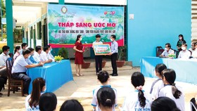 Công ty TNHH MTV XSKT Đồng Tháp trao học bổng “Thắp sáng ước mơ” tại huyện Tam Nông