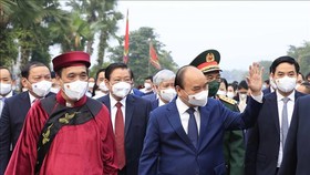 Chủ tịch nước Nguyễn Xuân Phúc chào người dân về dự Lễ dâng hương tưởng niệm các Vua Hùng năm 2022. Ảnh: TTXVN