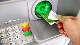 Cảnh giác khi được nhờ “chuyển tiền giúp” tại cây ATM