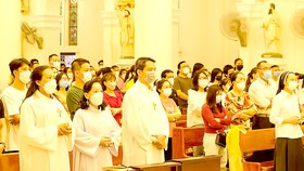 Giáo dân làm lễ ở Nhà thờ Tân Định tối 17-4. Ảnh: VĂN MINH