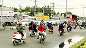 Rất đông phương tiện lưu thông trên quốc lộ 1 đoạn qua tỉnh Tiền Giang chiều 29-4. Ảnh: NGỌC PHÚC