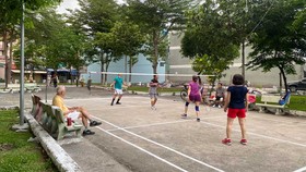 Người dân tập thể dục thể thao tại công viên trong một khu dân cư ở quận Gò Vấp. Ảnh: BÙI TUẤN
