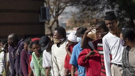 Người dân xếp hàng nhận cứu trợ tại Nam Phi. Ảnh: THX/TTXVN