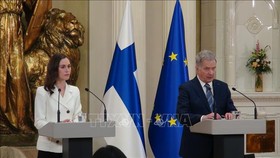 Tổng thống Phần Lan Sauli Niinisto (phải) và Thủ tướng Sanna Marin trong cuộc họp báo tại Helsinki, sau khi ông Sauli Niinisto công bố chính thức quyết định bắt đầu tiến trình gia nhập NATO của Phần Lan, ngày 15-5-2022. Ảnh: THX/TTXVN