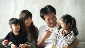 Đủ yêu thương và quan tâm sẽ khiến những đứa trẻ không cảm thấy thiệt thòi. Ảnh: Rawpixel