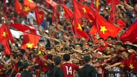 Cờ đỏ sao vàng trên sân vận động Việt Trì (Phú Thọ). Ảnh: DŨNG PHƯƠNG