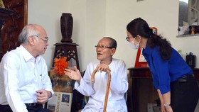 Trưởng Ban Tuyên giáo Thành ủy TPHCM Phan Nguyễn Như Khuê đến thăm nhân sĩ Hồ Ngọc Nhuận vào năm 2020. Ảnh: Báo Phụ nữ TP