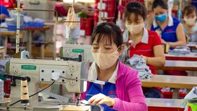 May sản phẩm xuất khẩu tại Công ty Dệt may Kim Dung, quận 12, TPHCM. Ảnh: HOÀNG HÙNG