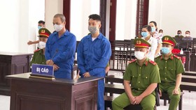 Các bị cáo nguyên là cán bộ tại một trường trung học phổ thông trên địa bàn huyện Vũng Liêm, tỉnh Vĩnh Long bị xét xử về tội tham ô. Ảnh: VĨNH LONG