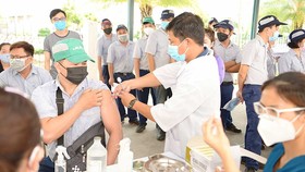 Tiêm vaccine Covid-19 cho công nhân  ở Khu chế xuất Tân Thuận, quận 7, TPHCM. Ảnh: CAO THĂNG
