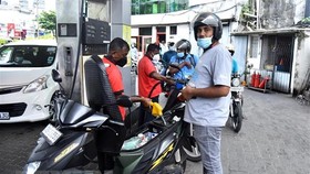 Người dân bơm xăng cho phương tiện tại trạm xăng ở Colombo, Sri Lanka, ngày 24-5-2022. Ảnh: THX/TTXVN