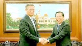 Chủ tịch UBND TPHCM Phan Văn Mãi tiếp tân Tổng Lãnh sự Trung Quốc tại TPHCM Ngụy Hoa Tường. Ảnh: MINH DUNG